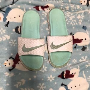 NIKE SLIDES